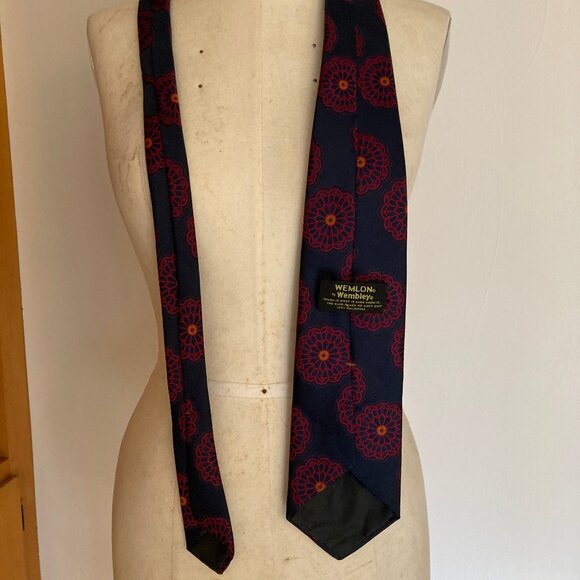 Wemlon by Wembley Embossed Flower Neck Tie - Picture 5 of 6